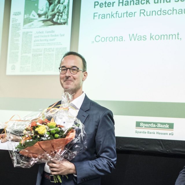 Foto: Peter Hanack mit Blumenstrauß