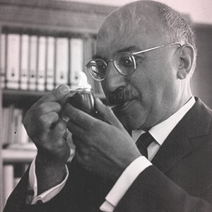 Foto von Werner Wirthle, wie er sich eine Pfeife anzündet