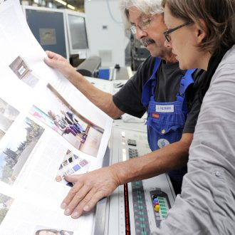 Foto: Besprechung einer Frau und eines Mannes