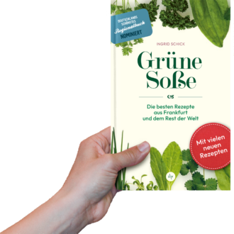 Foto: Eine Hand hält das Buch Grüne Soße in die Kamera
