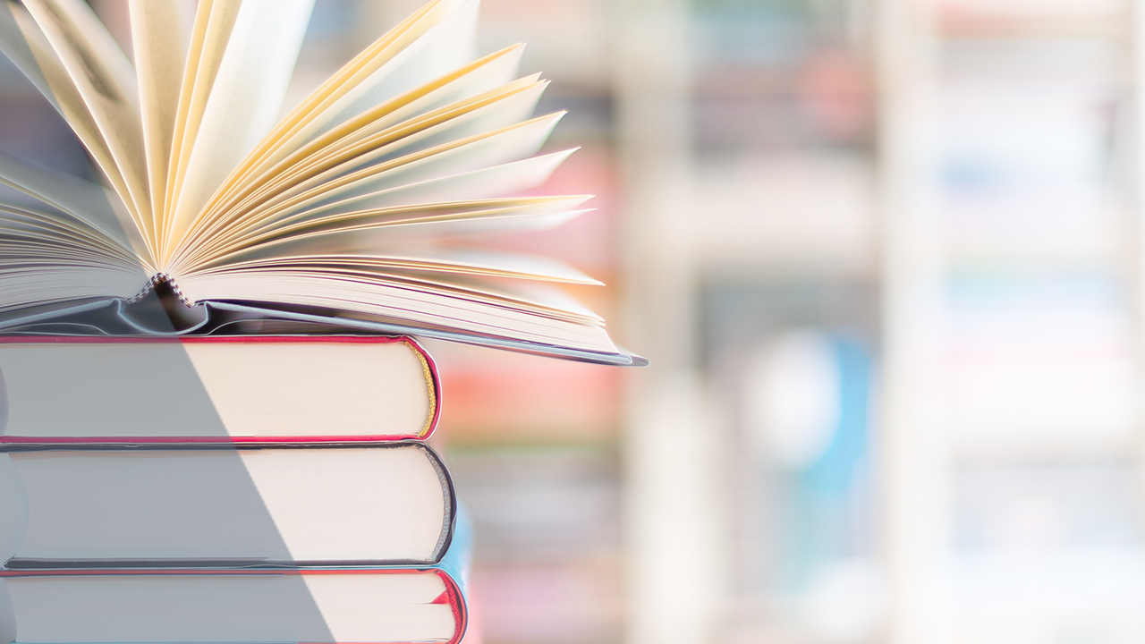 Foto: Ein Stapel Bücher wird gezeigt