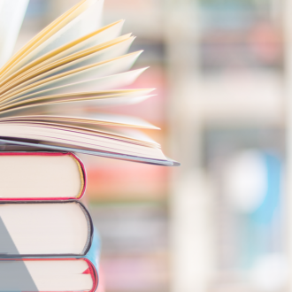 Foto: Ein Stapel Bücher wird gezeigt