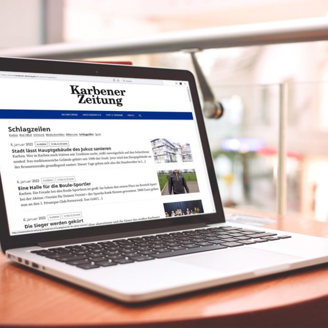 Foto: Auf einem Laptop wird die Website der Karbener Zeitung gezeigt
