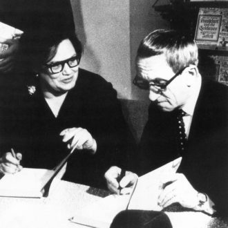 Foto: Das Bild zeigt Madlen Lorei und Richard Kirn im Gespräch.