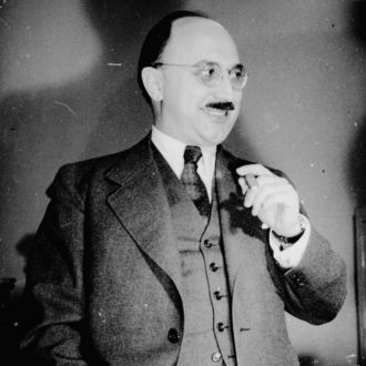 Das Foto zeigt den langjährigen Geschäftsführer Werner Wirthle beim Zigarre rauchen.