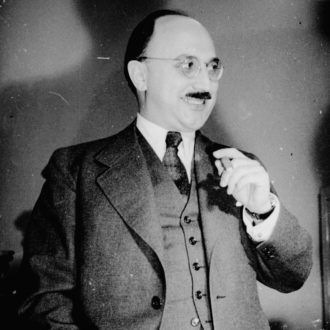 Foto: Das Foto zeigt den langjährigen Geschäftsführer Werner Wirthle beim Zigarre rauchen.