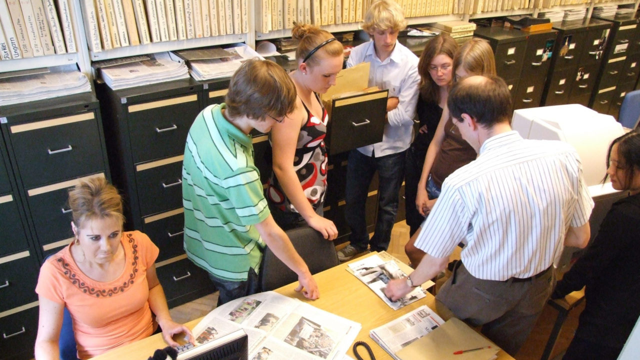 Foto: Schülerinnen und Schüler des PJZ erhalten Einblick ins Archiv der Frankfurter Neuen Presse und ihrer Regionalausgaben