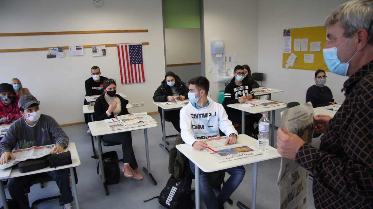 Foto: Martin Glomm besucht eine Klasse, die beim PJZ mitmacht – natürlich mit Mundschutz
