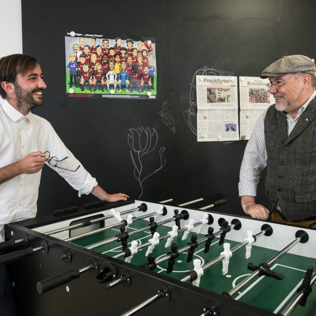 Foto: FNP-Redakteure Friedrich Reinhardt und Holger Vonhof beim Zwiegespräch über Lokaljournalismus am Tischkicker