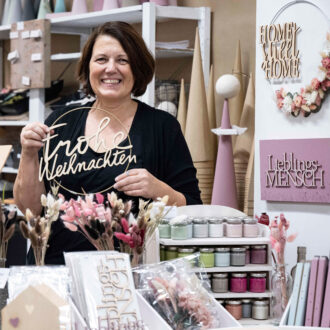Foto: Messestand mit bunten Holzschildern