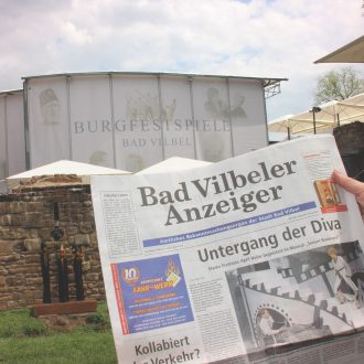 Foto: Eine Hand hält den Bad Vilbeler Anzeiger
