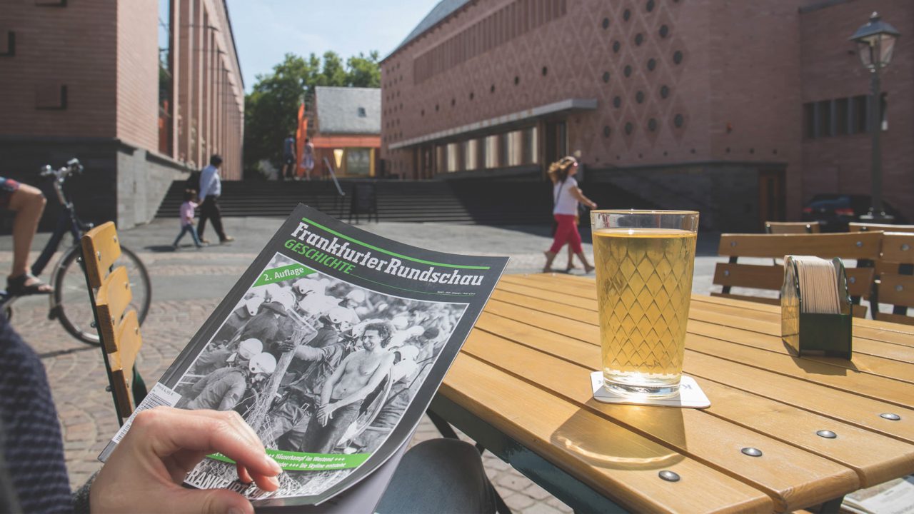 Foto: Eine Hand hält das Magazin FR Geschichte