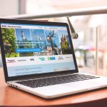 Foto: Laptop, der die Website der RMM zeigt