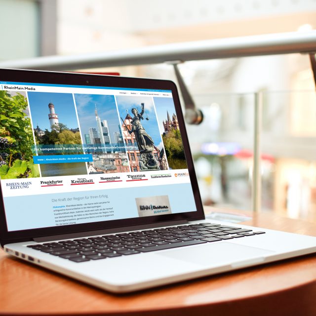 Foto: Laptop der die Website RheinMain.Media zeigt