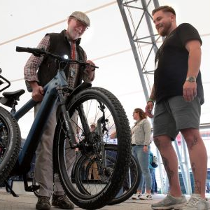 Foto: Besucher lässt sich auf der Velo Frankfurt zu einem Fahrrad beraten