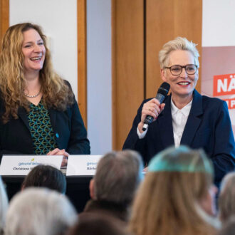 Foto: Bärbel Schäfer im Gespräch mit Christiane Warnecke