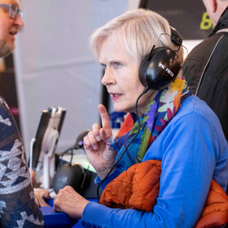 Foto: Besuchende der Gesundheitsmesse beim Hörtest