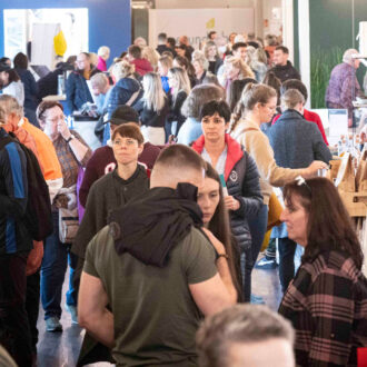 Besuchende der gesund leben Messe
