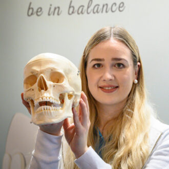 Foto: Ausstellungsgegenstände der gesund leben Messe, menschlicher Schädel