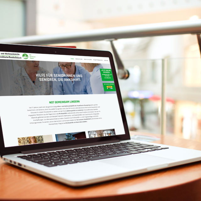 Foto: Ausschnitt der Website der FR-Altenhilfe auf einem Laptop