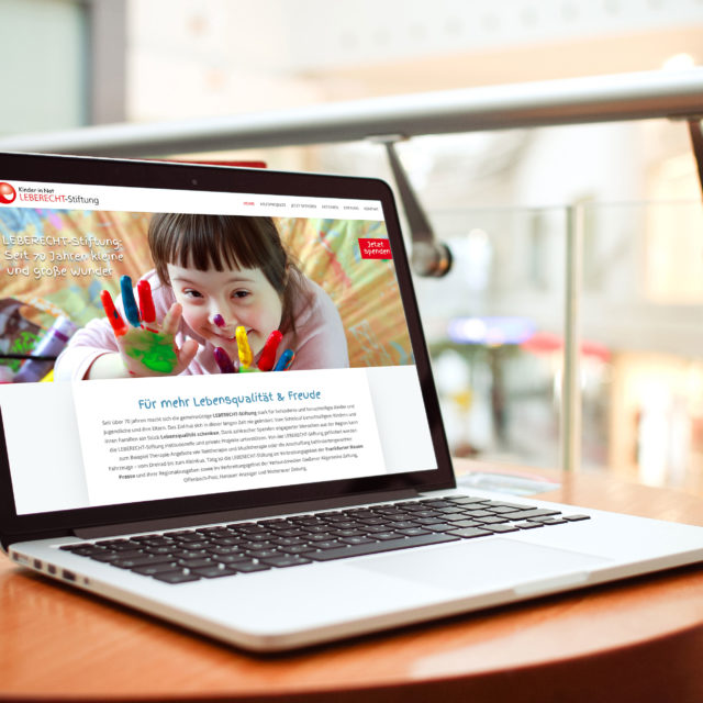 Foto: Bild eines Laptops, der die Website der LEBERECHT-Stiftung zeigt