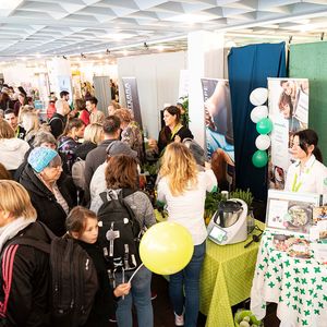 Blick in die Gänge der Messe gesund leben mit vielen interessierten Besucherinnen und Besuchern