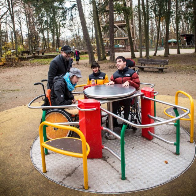 Neues Rollikarussell in Frankfurt am Spielplatz Goetheturm