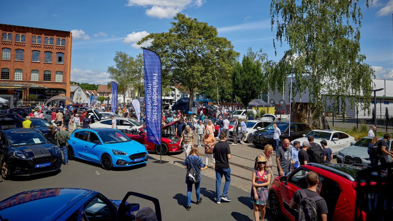 Blick auf die Klassikstadt Frankfurt mit vielen Ausstellungsautos und Besuchern während der Frankfurter Automobilausstellung