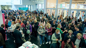 Zahlreiche Besucherinnen und Besucher drängen sich im Eingangsbereich der Messe Offenbach, um auf die Kreativ Welt 2022 zu gehen.