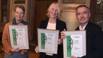Die Preisträger:innen des ersten Werner Holzer-Preises 2022 mit Urkunden: Andrea Böhm (Die Zeit), Katrin Eigendorf (ZDF) und Christoph Reuter (Der Spiegel).