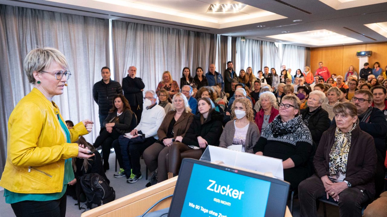 Foto: Vortrag von Andrea Ballschuh mit Zuhörenden