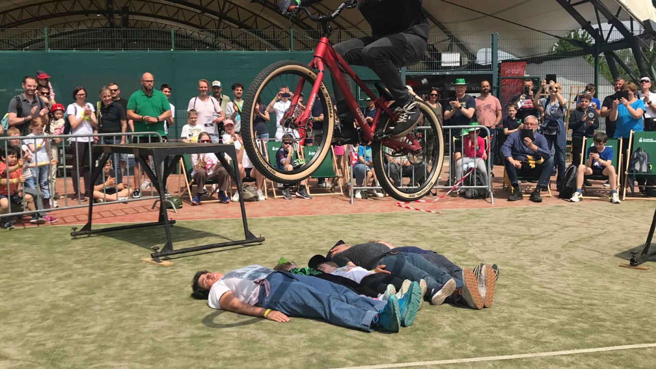 Foto: Fahrradkünstler springt über Besuchende mit seinem Rad