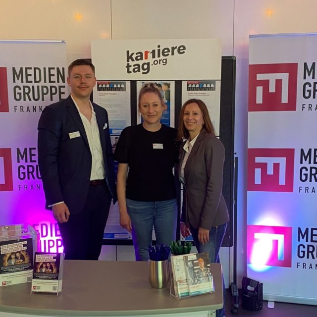 Foto: Lukas D., Franziska Troche, Bianca Haag (v.l.) vor ihrem Stand auf dem Karrieretag 2023