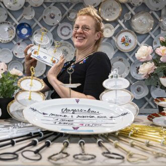 Foto: Standbesitzerin präsentiert selbstgemachte Etagere