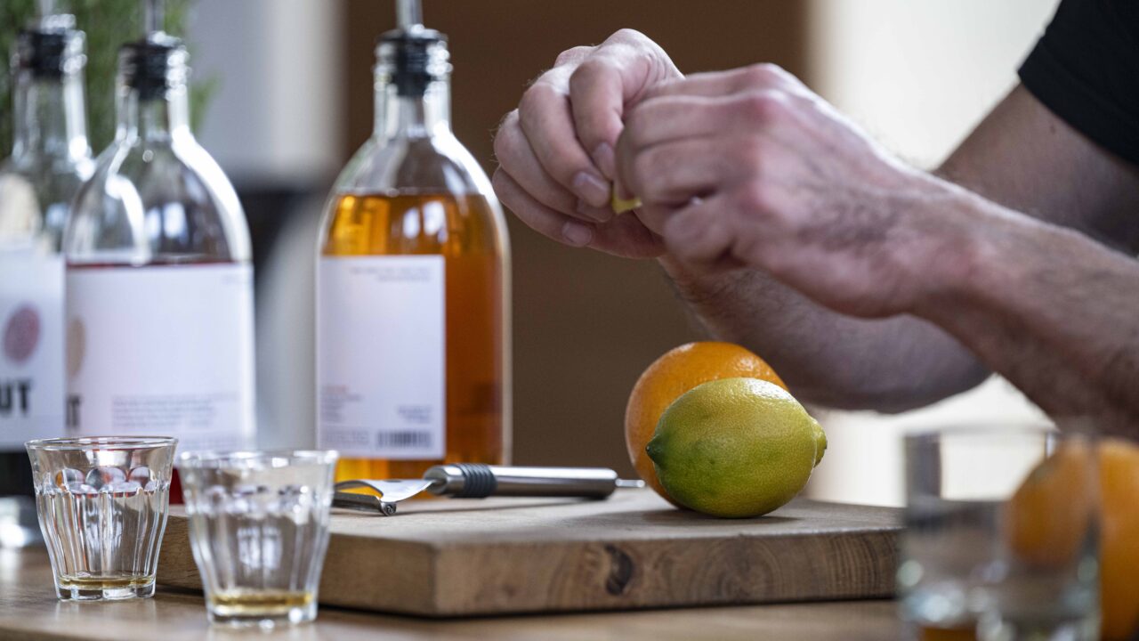 Foto: Stimmungsbild mit Ölflaschen und Limonen