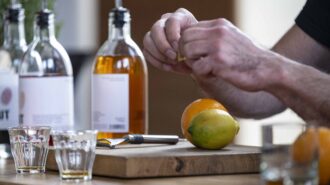 Foto: Stimmungsbild mit Ölflaschen und Limonen