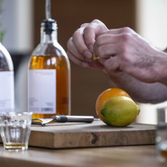 Foto: Stimmungsbild mit Ölflaschen und Limonen