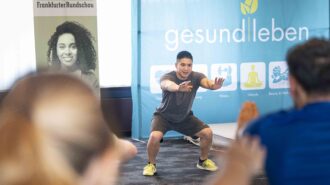Foto: Trainer bei einem Sportkurs für die Besuchenden der gesund leben Messe