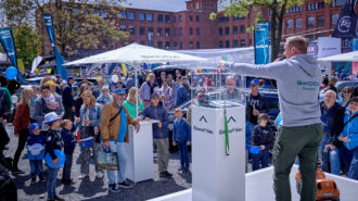 Foto: eine Verlosung auf der Bühne von Skoda und ein Moderator werden gezeigt