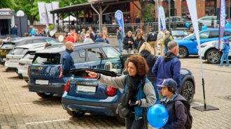 Foto: Mutter mit Sohn auf der FAA, im Hintergrund sind Autos zu sehen