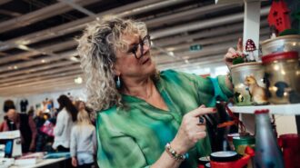 Foto: Weihnachtlicher Stand mit Inhaberin auf der Kreativ Welt 2024