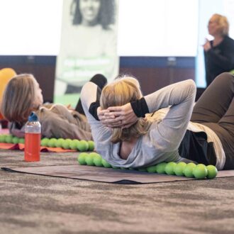 Foto: Personen, die Rückentraining machen
