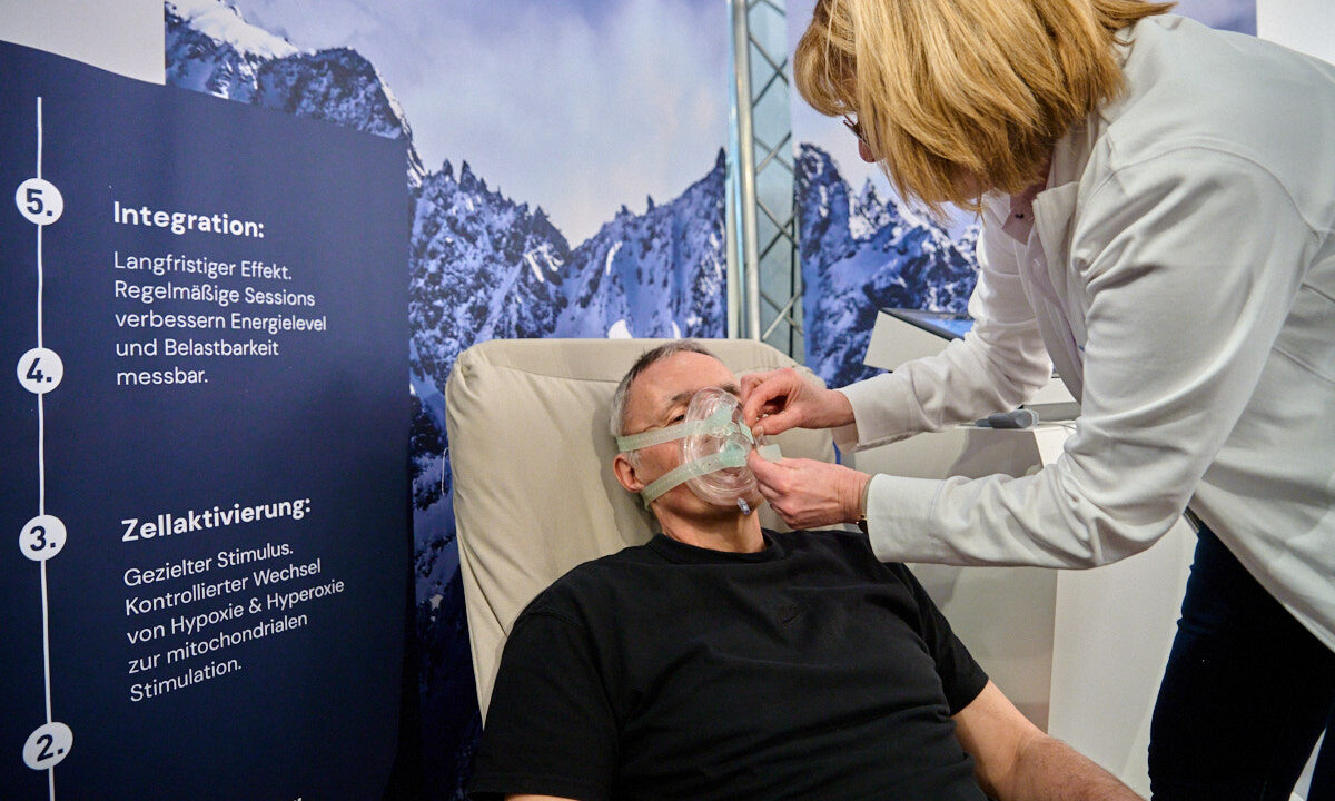 Foto: Ärztin setzt Mann Sauerstoffmaske auf