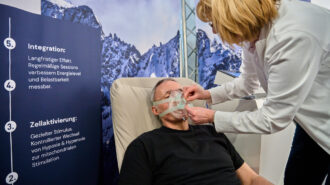 Foto: Ärztin setzt Mann Sauerstoffmaske auf