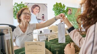 Foto: Ausstellerin bedient eine Kundin an ihrem Stand